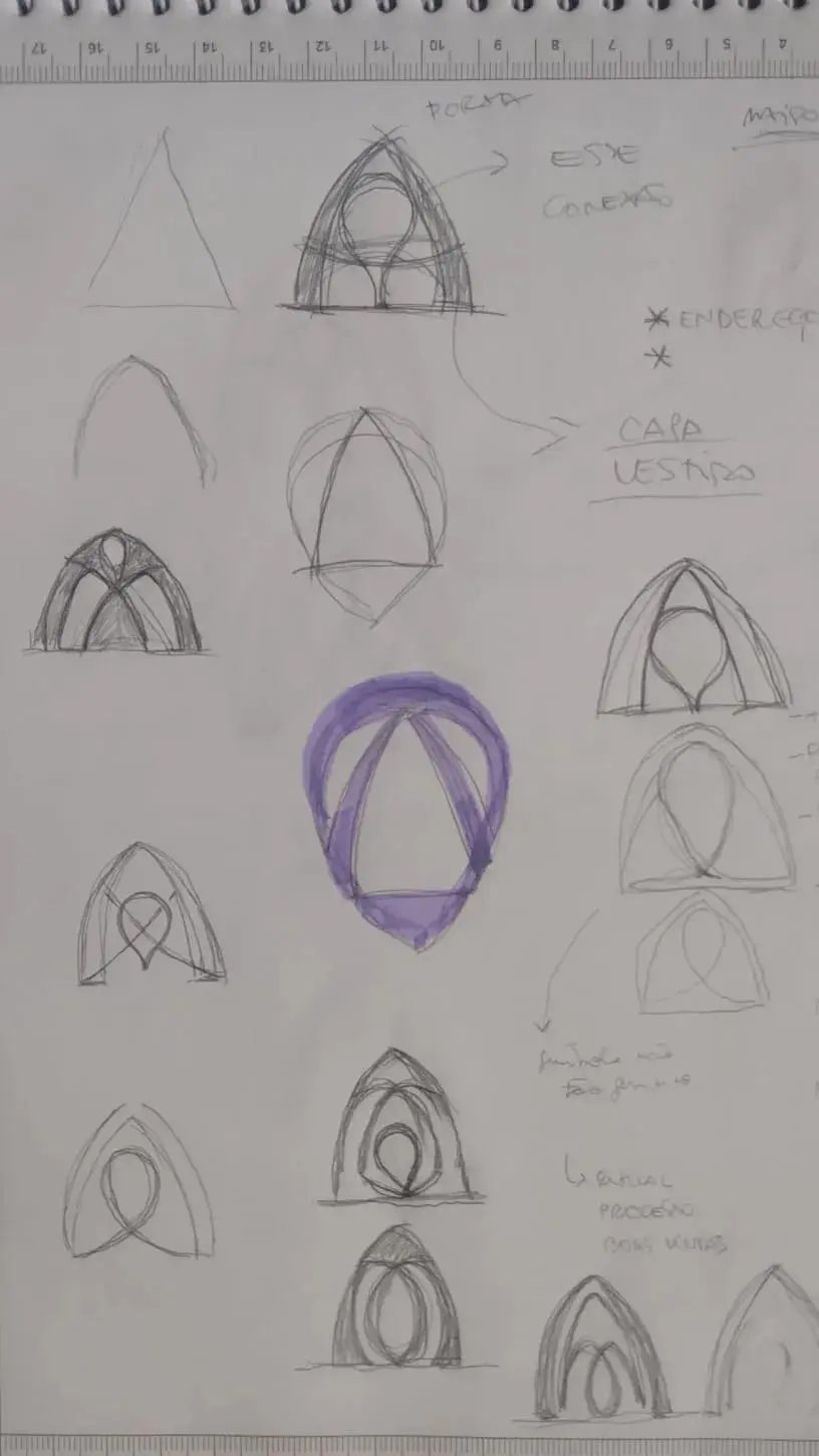 Esboços a lápis do símbolo da Maison Amancio, com variações do arco da porta.