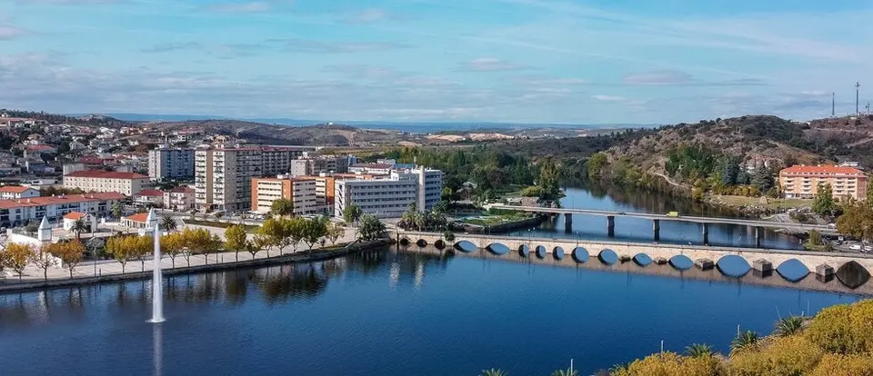 Vista panorâmica de Mirandela, em Portugal, com o rio Tua e a ponte romana.
