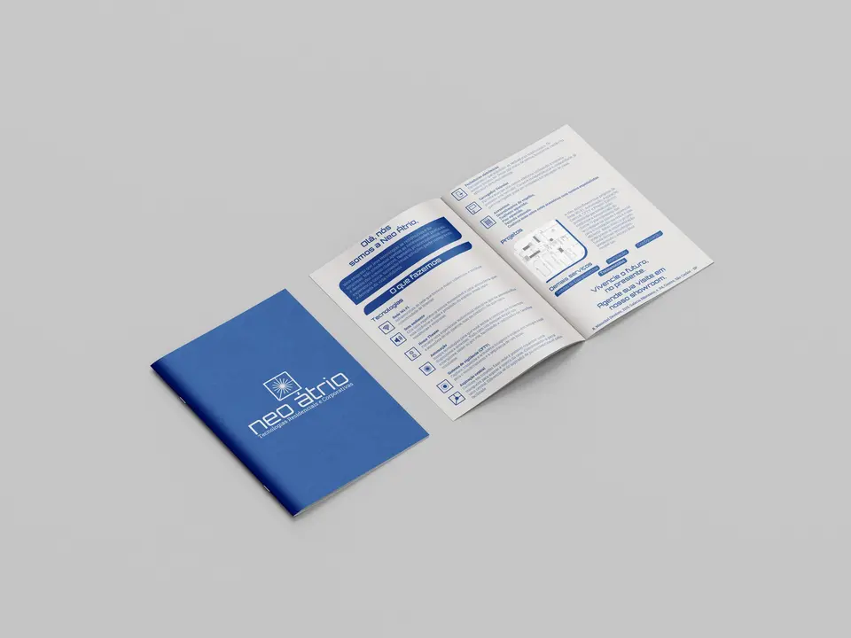 Folder da Neo Átrio aberto, com capa azul e o símbolo da marca.