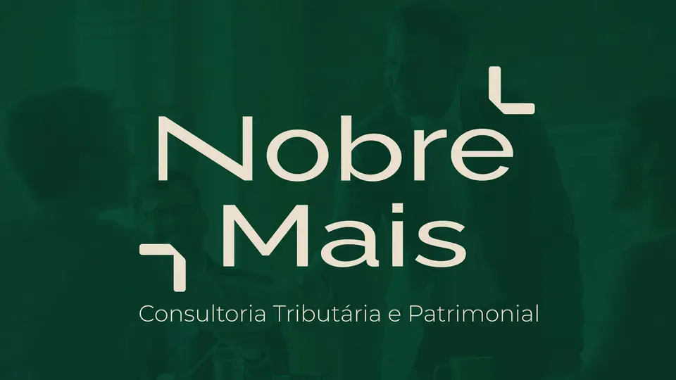 Logotipo da Nobre Mais em branco sobre fundo verde, com a tagline “Consultoria Tributária e Patrimonial”.